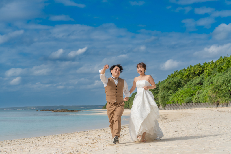 時には元気いっぱいにおふたりでビーチを走り抜け