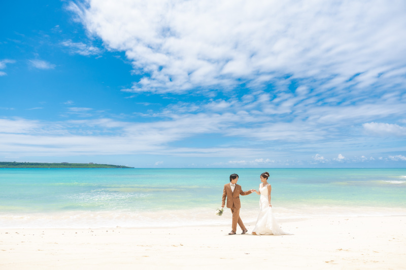 撮影スタート！おふたりで手を繋いでビーチへ