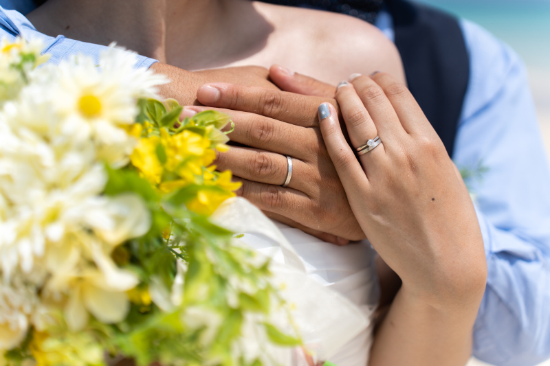 手と手を合わせて