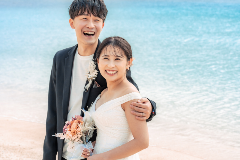 開放感たっぷりのビーチに到着したおふたり