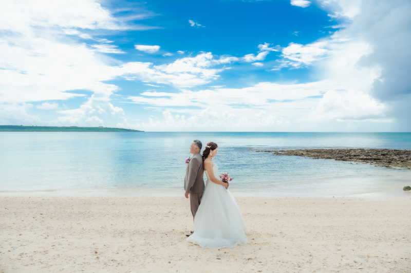 お互いの体温を感じ合う背中の温もり