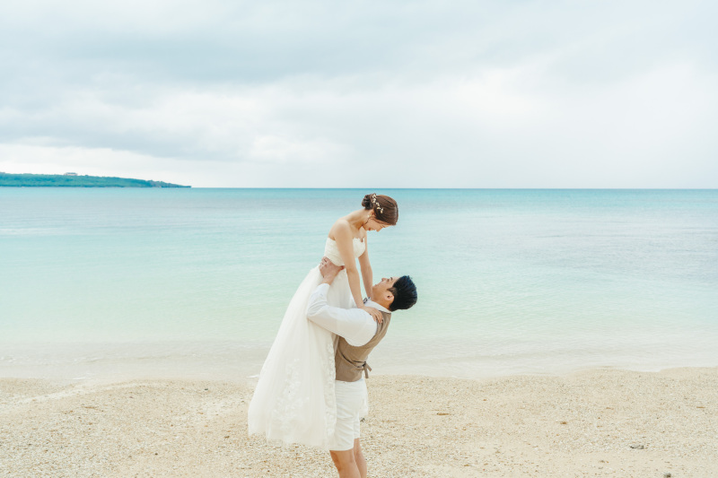 ご新郎様の頼もしい腕で仲良く抱っこショット