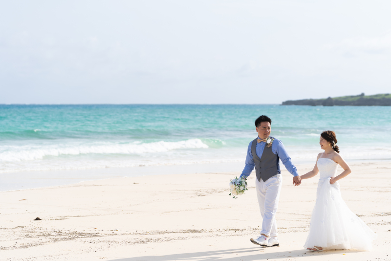 新婦様をエスコートしながら