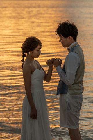 サンセットに浮かぶ幸せなおふたりの表情