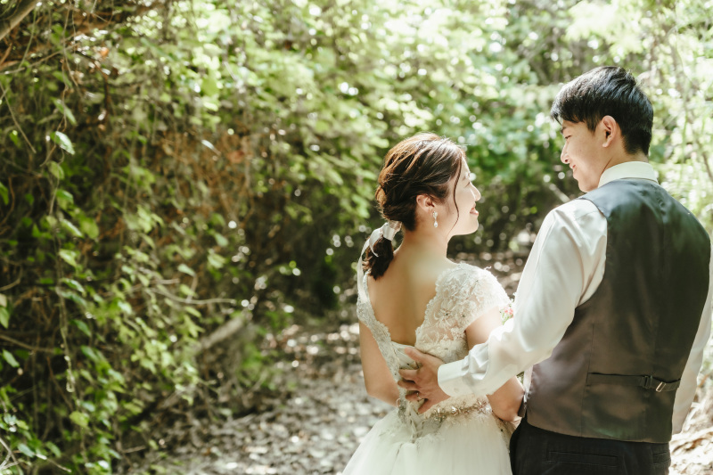いよいよ始まったウェディングフォト 森の中へと