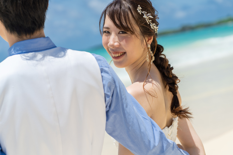 振り返り笑顔が美しく映える