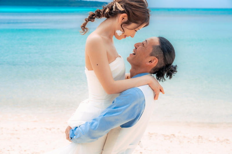 正面から仲良し抱っこスタイルでにっこり笑顔