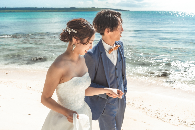 仲良く手を繋ぎながら浜辺をお散歩タイム