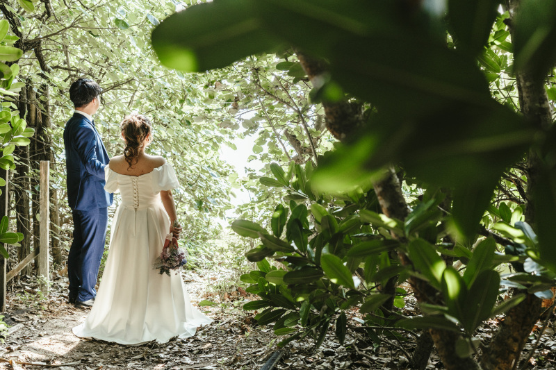 この森を抜けた先に見えるビーチを眺めながら