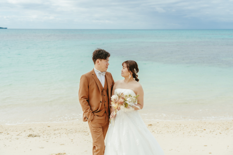 透き通った海を背景に