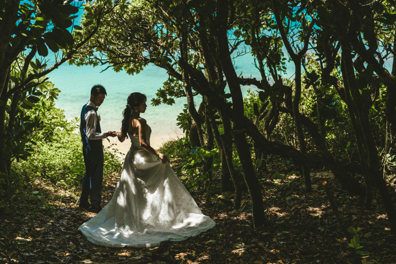 森の中へと歩みを進めるおふたりの後ろ姿