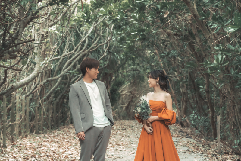 森の中で特別な姿で見つめ合うおふたり・・・