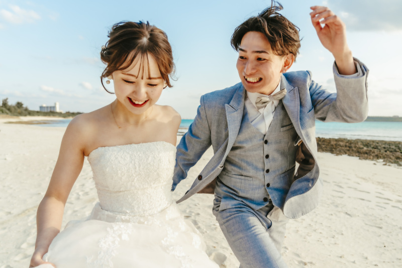 時には元気いっぱいにおふたりでビーチを走り抜け