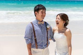 青空に輝くおふたりの笑顔