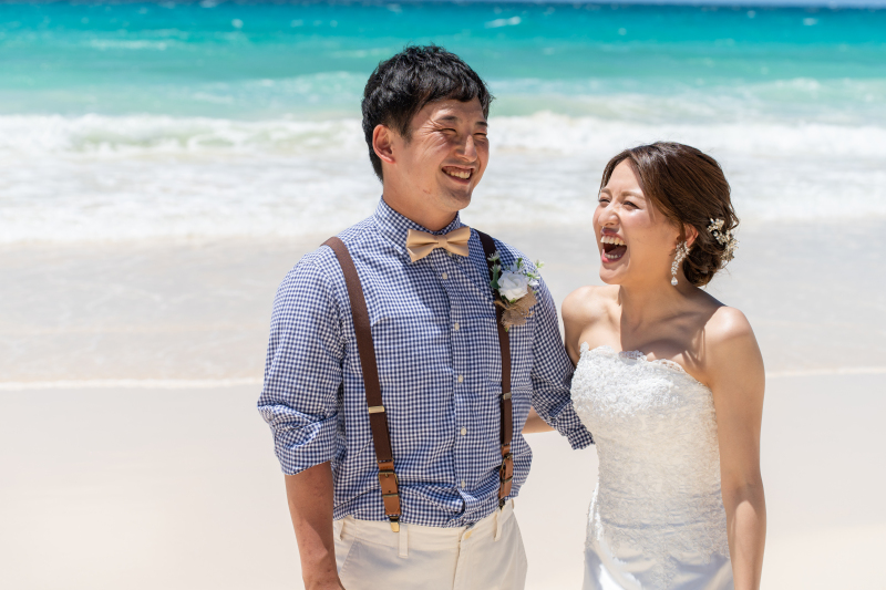 青空に輝くおふたりの笑顔