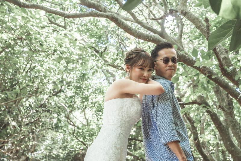 ご新郎様の背中に可愛く身を寄せるご新婦様