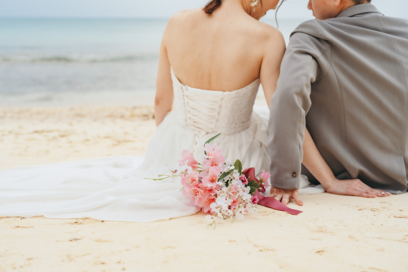 真っ白な砂浜に腰を下ろしてしっとりとした雰囲気