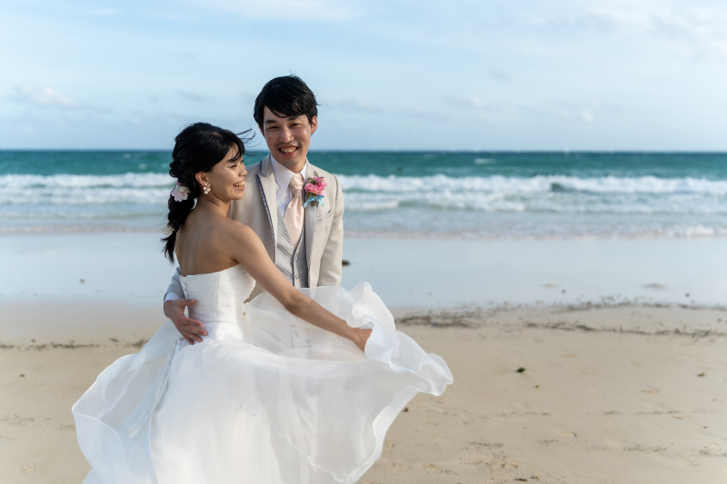 ドレスの裾がなびく