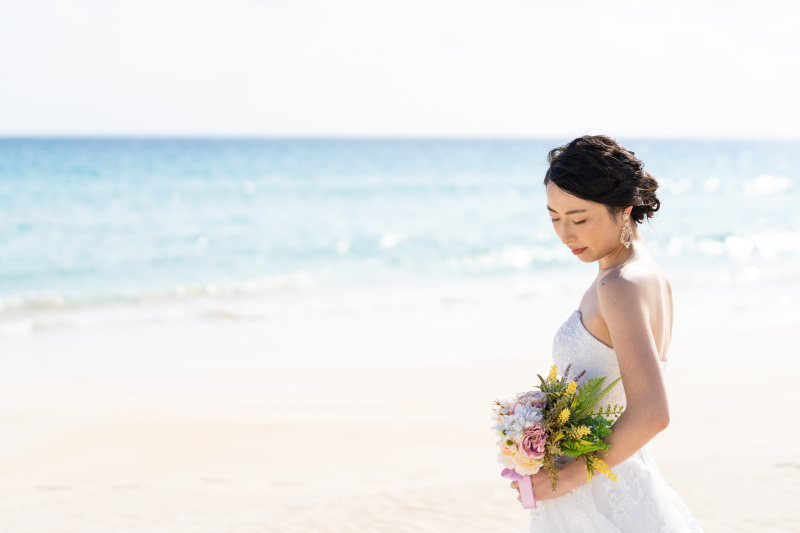 自然光が海面をキラキラと輝かせる景色