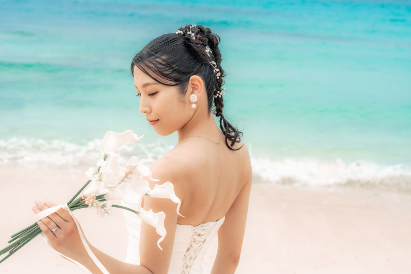 ご新婦様の美しいコーディネートがとてもお似合い