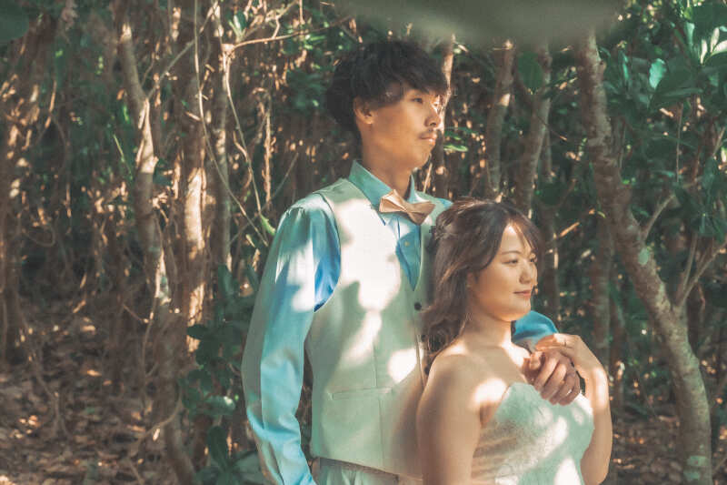 そっとお互いに手と手を重ね合いながら・・・