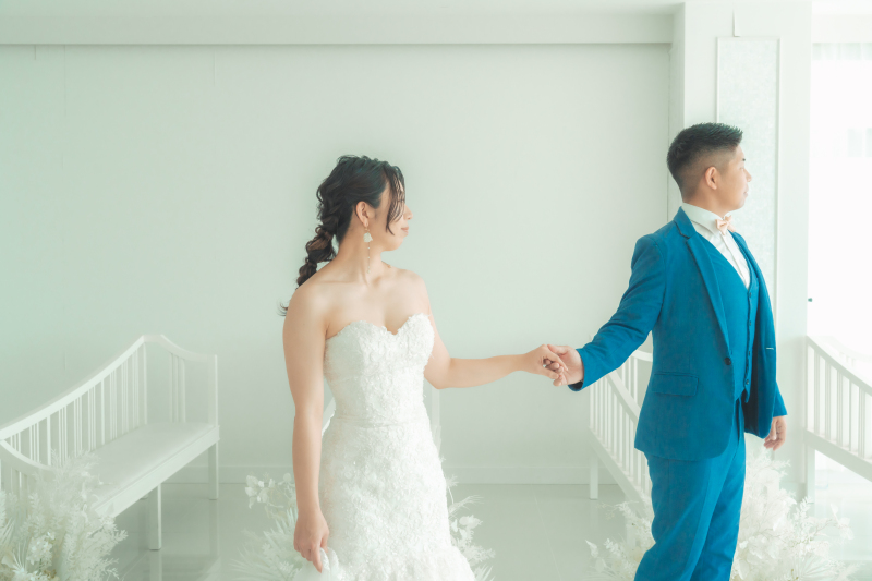 ご新郎様のエスコートに連れられながら