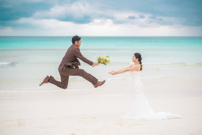 ご新郎様の見事な大ジャンプでブーケをプレゼント