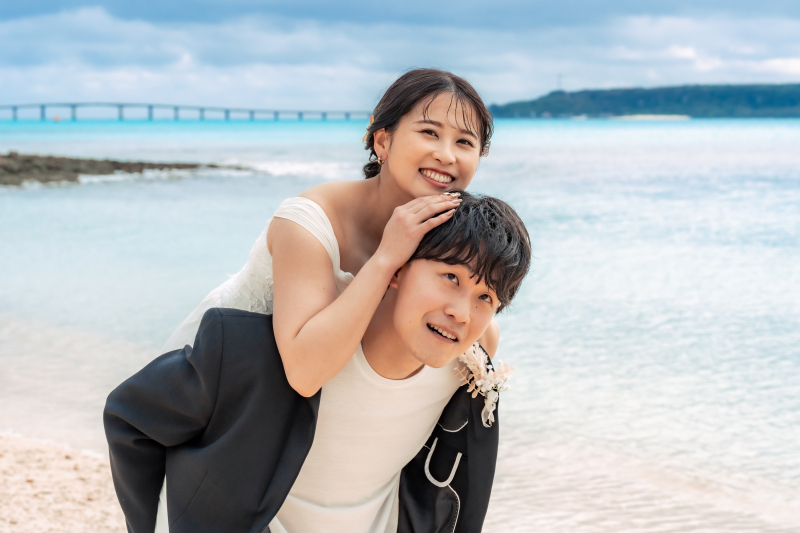 ぎゅっと後ろからご新郎様を抱きしめながらおんぶ