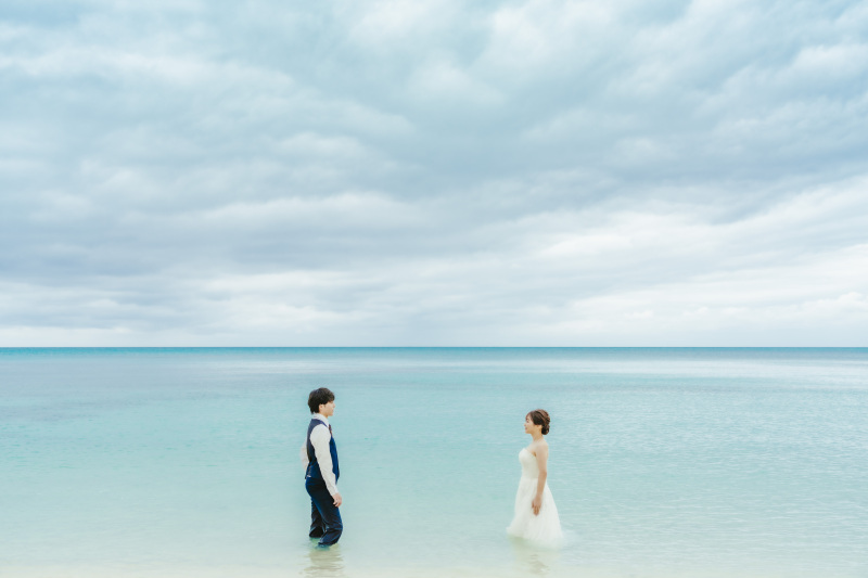 そしてビーチの中へそのままの衣装で入っていく