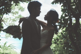 空も海も緑も　ふたりだけのものへ