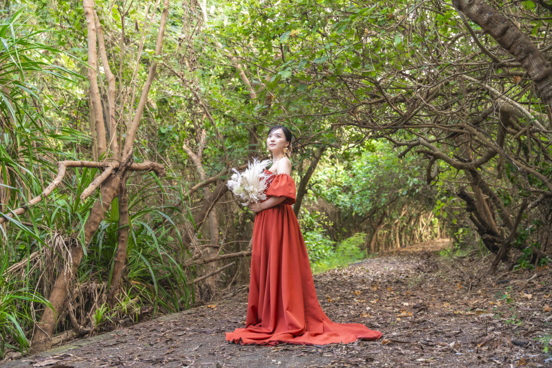 森の中で一段と引き立つテラコッタカラーのドレス