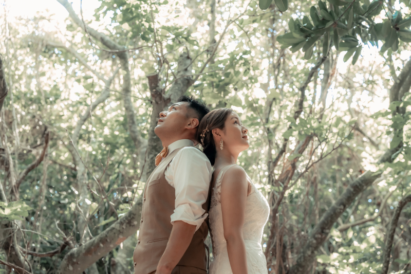 そっと背中を重ねてお互いの体温を感じ合う