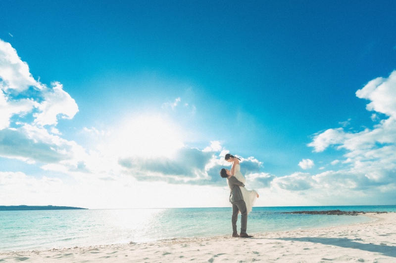 青い空と宮古ブルーを背景に