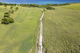 ドローンを使って、沖縄の雄大な自然と一緒に撮影！