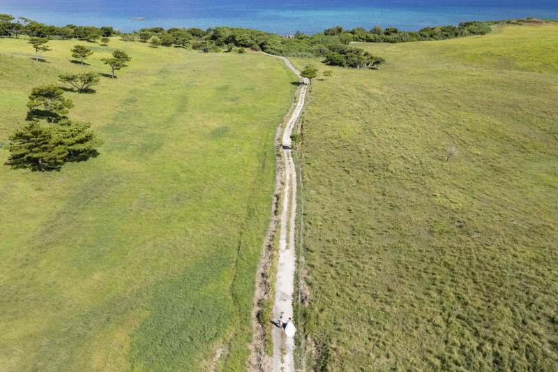 ドローンを使って、沖縄の雄大な自然と一緒に撮影!