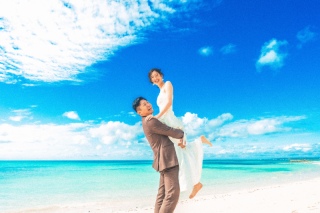 ◆◇宮古ブルーの海とともに◇◆沖縄といえばビーチ撮影ですが、特に宮古島の海は「宮古ブルー」と称されるほどエメラルドグリーンで鮮やかで美しいことで有名です。同じビーチ写真でも、宮古島でしか撮れない1枚