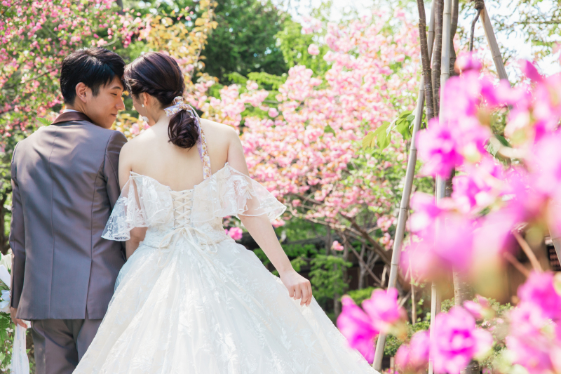 ウェディングドレスに着替えて八重桜とともに