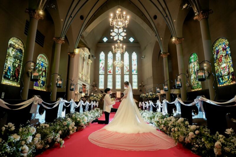 厳かな大聖堂の空間で