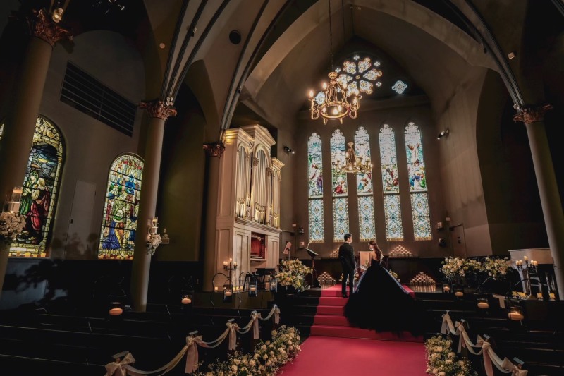 ブラックドレス&times;赤いバージンロード