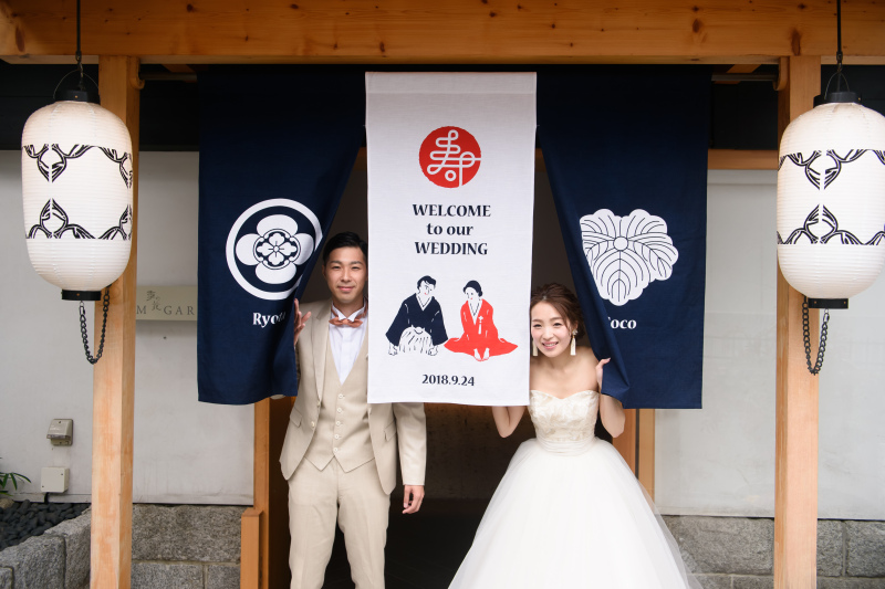 友人や家族からの贈り物と一緒に撮影も。