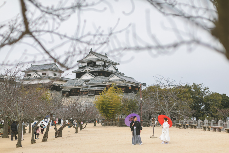松山城を背景に