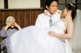 挙式に来れなかったおばあちゃんにドレス姿を見せる撮影