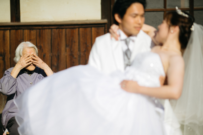 挙式に来れなかったおばあちゃんにドレス姿を見せる撮影
