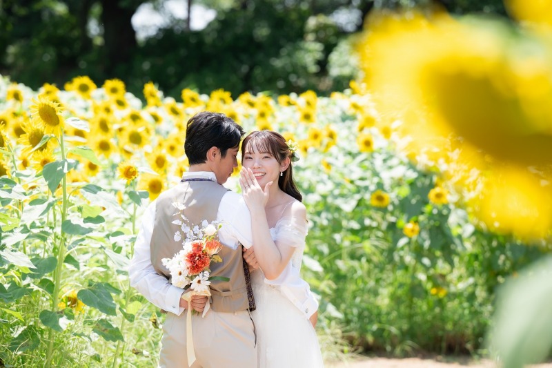 指輪をみせるショットも