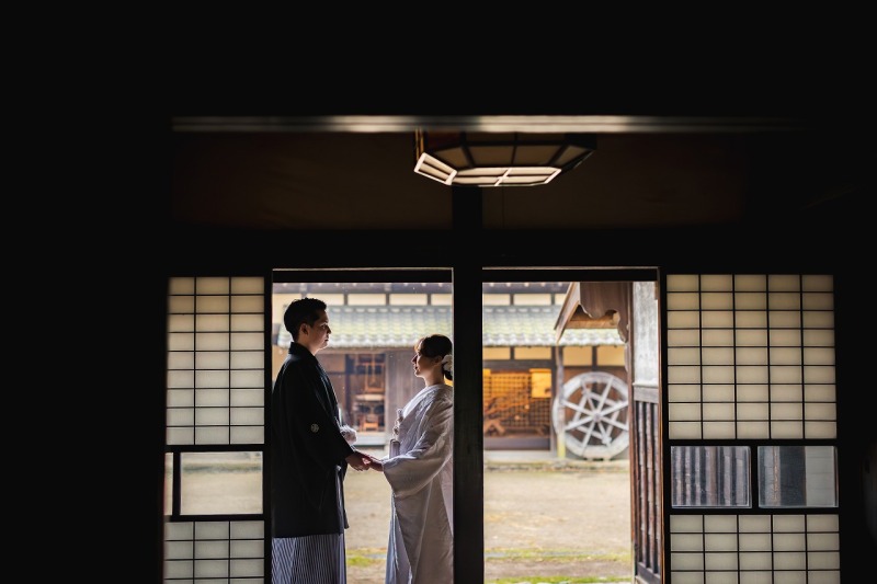手を取り合って
