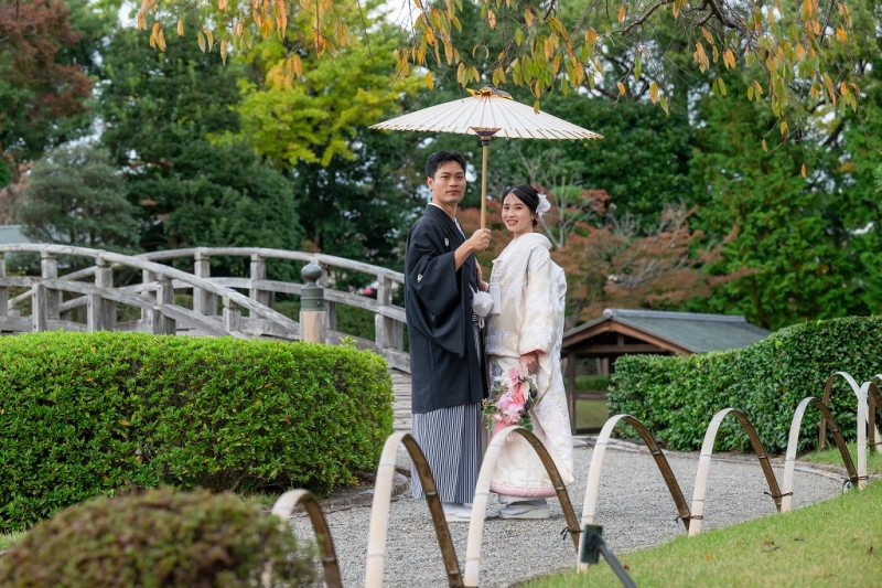 白い番傘と庭園風景で