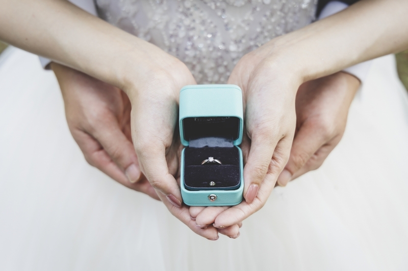 記念のお品物をふたりでそっと&hellip;