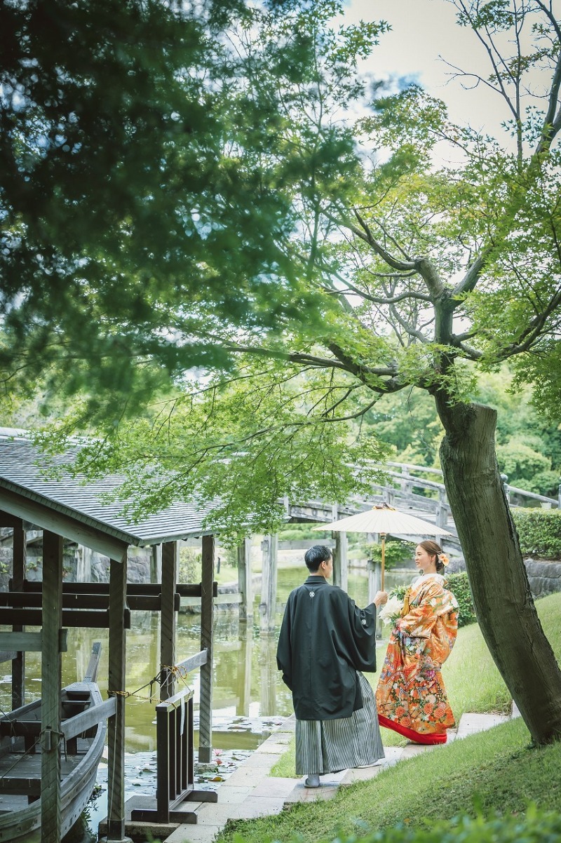 池の近くで