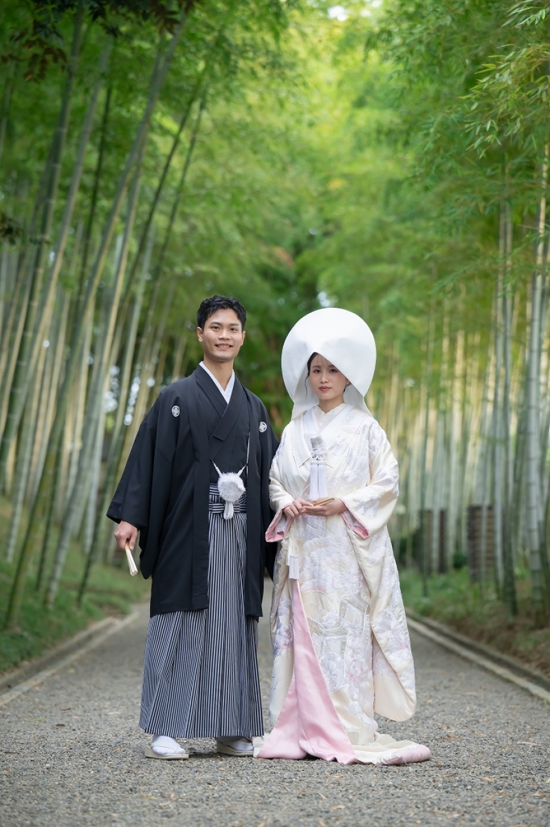 竹林をバックに