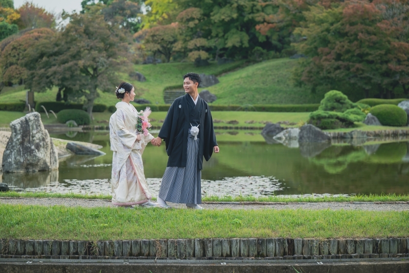 手を取り合って